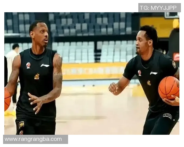 哈雷尔与博班对决引发热议谁将成为NBA赛场上的新星之争